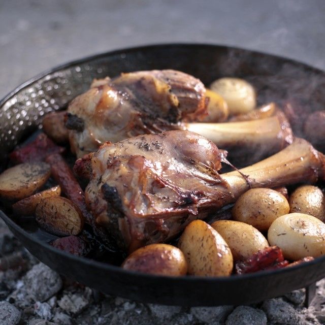 Teleća koljenica ispod peke s krumpirom