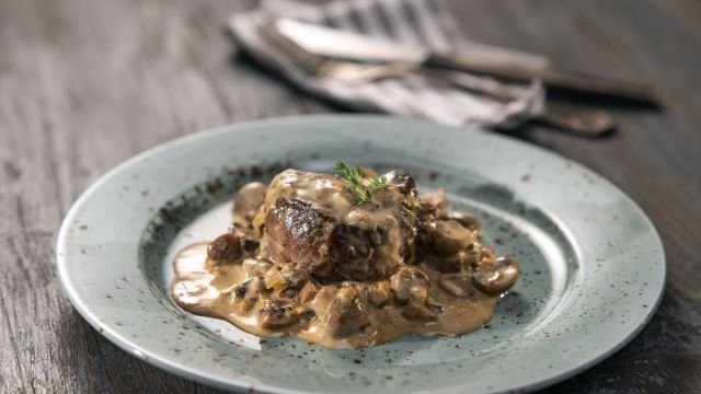 Teletina s gljivama i vrhnjem iz tave