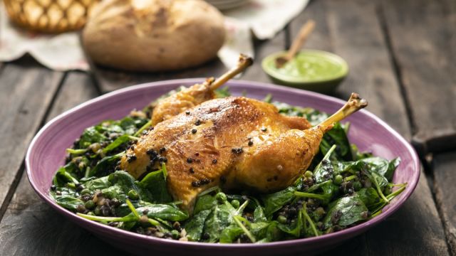 Pečena piletina s crnom lećom, graškom i pestom od špinata