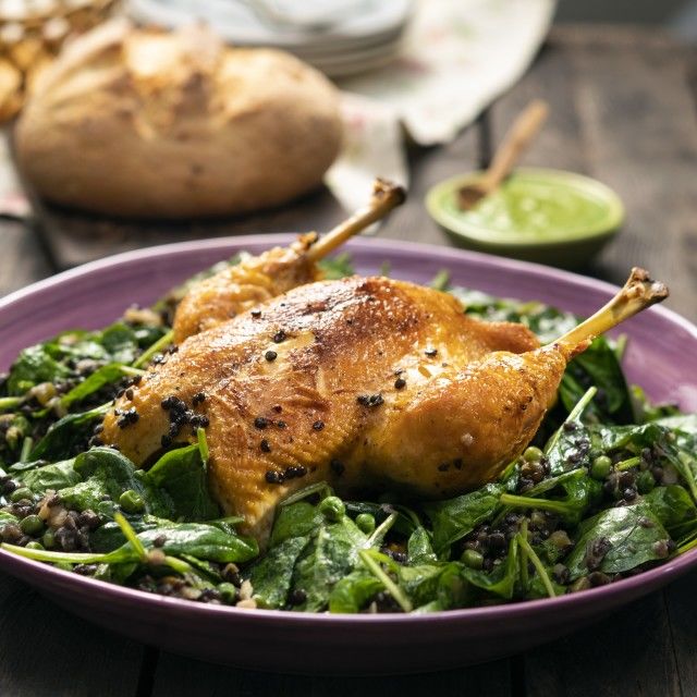 Pečena piletina s crnom lećom, graškom i pestom od špinata