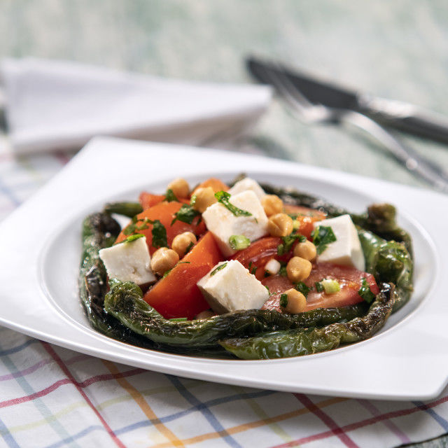 Salata od prženih paprika, rajčica i slanutka
