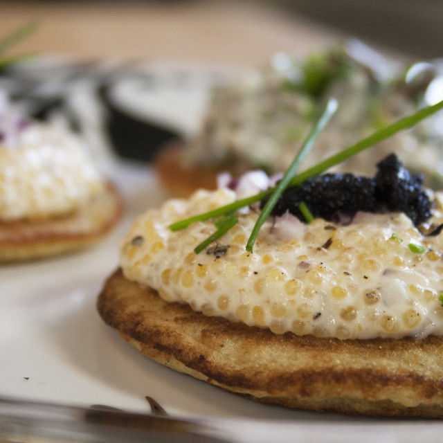 Palačinke blini s ikrom i gljivama