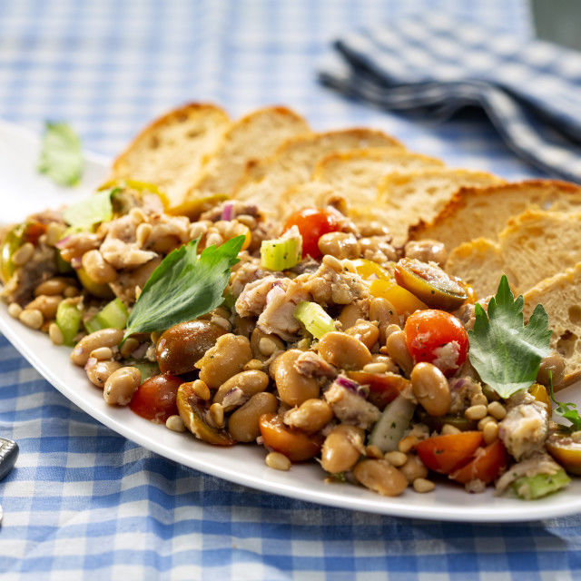 Salata od graha s ribom i rajčicom