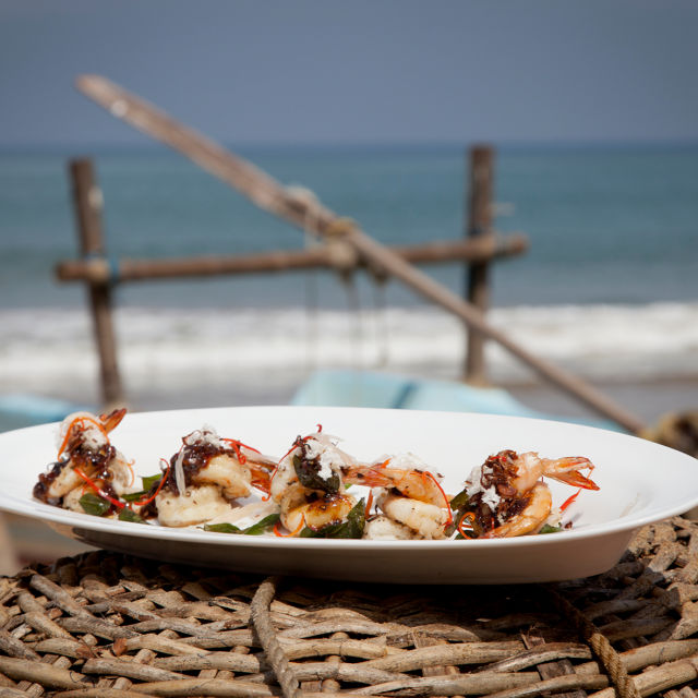 Grilani banana škampi s crnim paprom i umakom od lista curryja