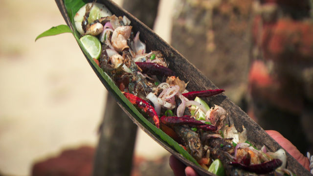 Hrskava haringa s ljutom salatom iz Šri Lanke