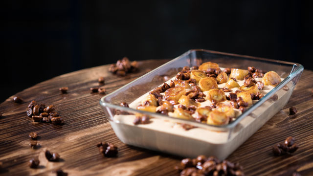 Mousse od kuhanog kondenziranog mlijeka, karamelizirane banane i slanih badema