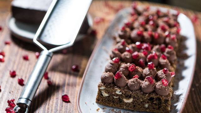 Kolač sa začinima, kremom od mliječne čokolade i cvijeta hibiskusa