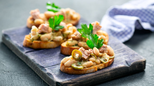 Bruschetta s grahom i tunom