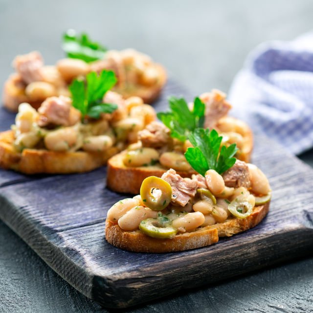 Bruschetta s grahom i tunom