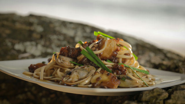 Hobotnica sa školjkama i salatom od udon tjestenine