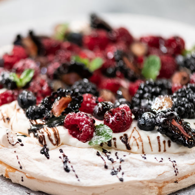 Pavlova torta od šumskog voća, vrhnja i balzamičnog octa (bez glutena)
