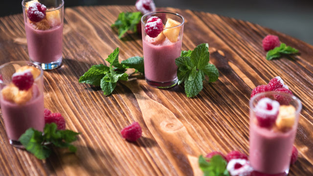 Slatki gazpacho od rajčice I malina s krutonima od jogurta