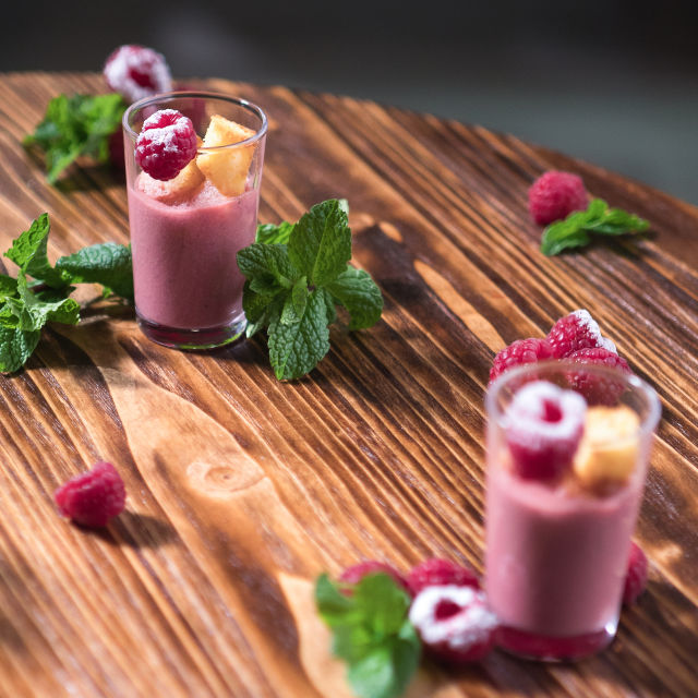 Slatki gazpacho od rajčice I malina s krutonima od jogurta