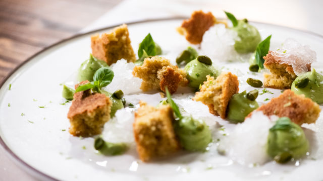 Kolač od pistacija, slatke guacamole I zaleđenog pića od bosiljka