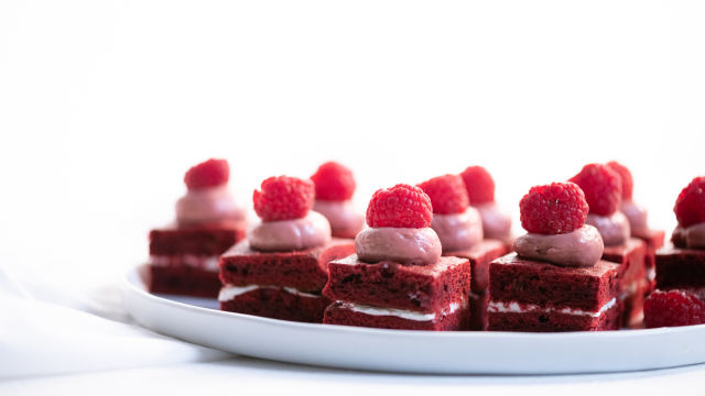 Red velvet s kremom od malina I krem sirom