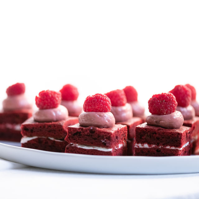 Red velvet s kremom od malina I krem sirom