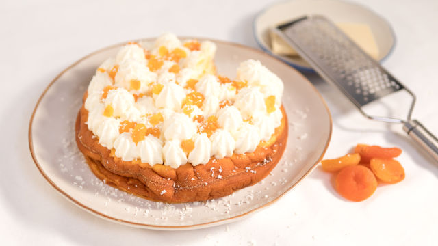 Mekani kolač od svježeg sira, kreme od marelice i moussea od bijele čokolade