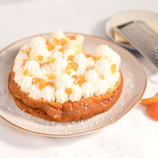 Mekani kolač od svježeg sira, kreme od marelice i moussea od bijele čokolade