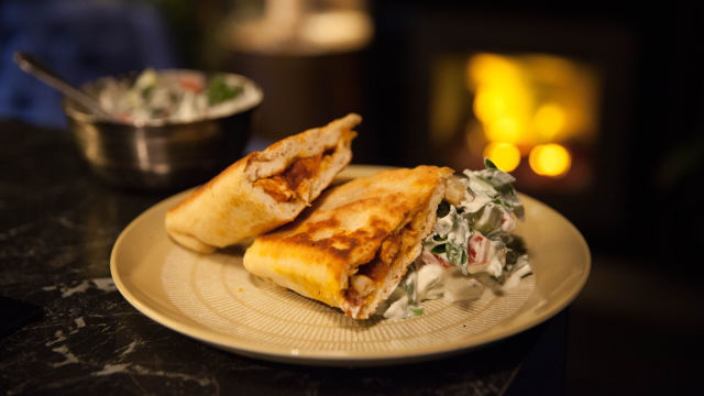 Smotuljci od naan kruha s piletinom na maslacu