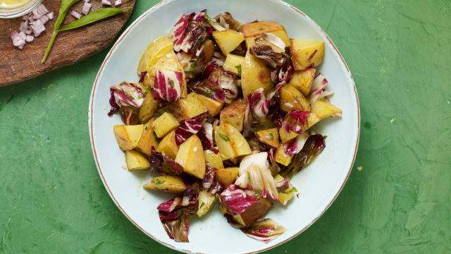 Pečeni krumpir sa salatom od radiča i dijon tarragon vinaigretteom