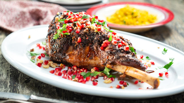 Janjeći but s narom i orasima