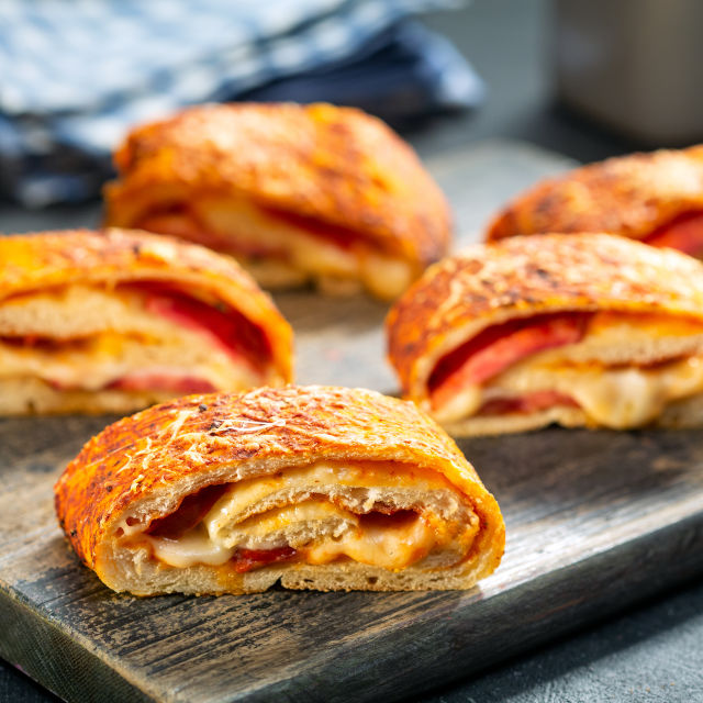 Stromboli sa salamom i žutim sirom