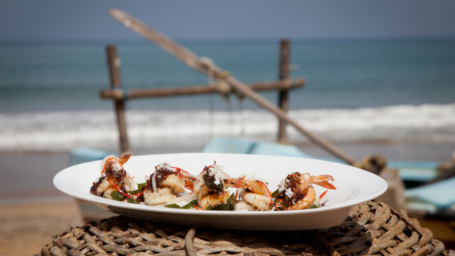 Pečeni račići s bananom s crnim paprom i umakom od listova curryja