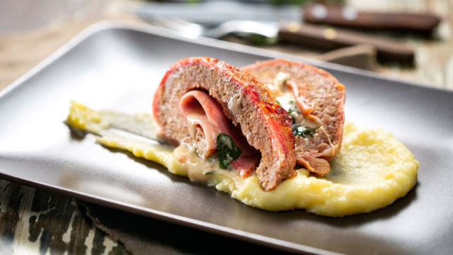 Rolada od slanine s nadjevom od šunke i sira