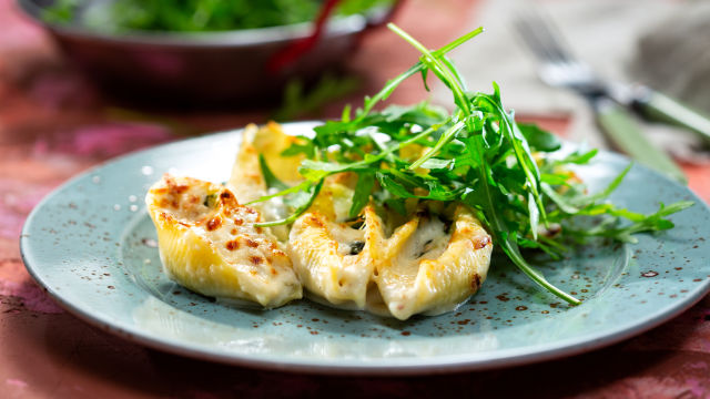 Conchiglioni s piletinom i sirom