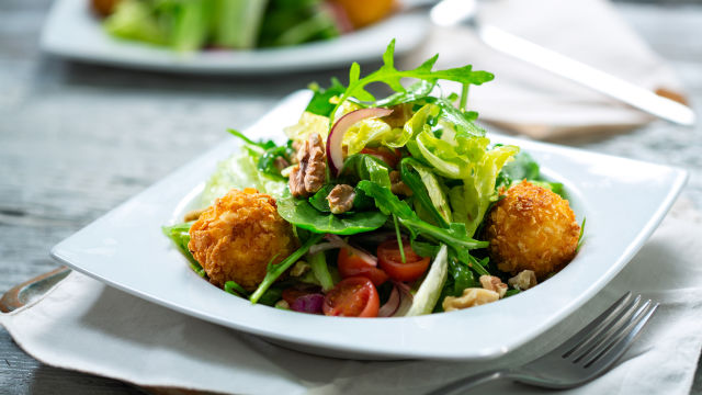 Miješana zelena salata s okruglicama od sira