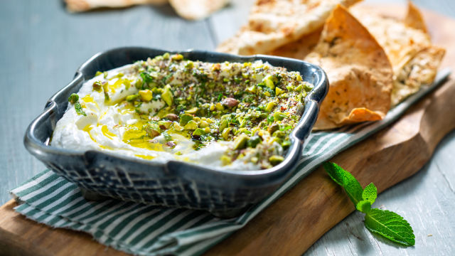 Labneh (sir od jogurta) s orašastim plodovima i Zaatarom