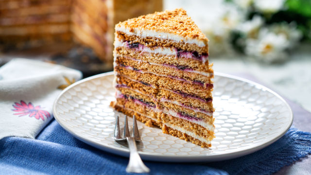 Medovik (ruska medena torta) s grčkim jogurtom i borovnicama