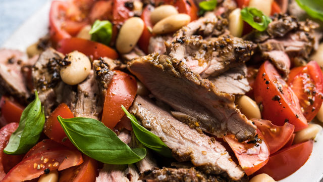 Začinima obložena janjetina sa salatom od bijeloga graha i rajčice