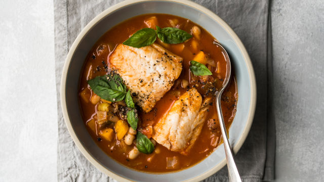 Gusta riblja juha s rajčicom i grahom