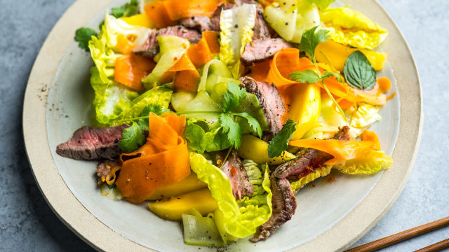 Hrskava govedina na tajlandski način i salata od manga