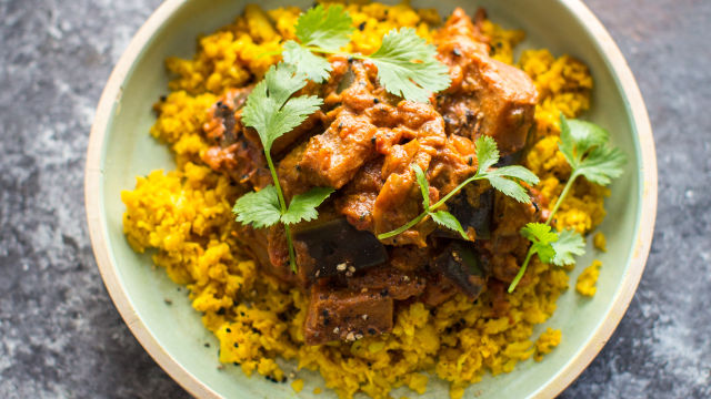 Curry od patlidžana s rižom od cvjetače i kurkumom