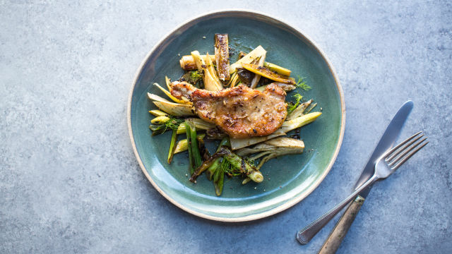 Hrskavi svinjski kotleti s koromačem