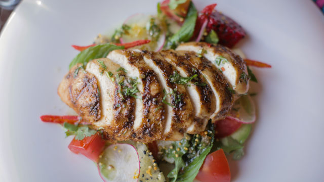 Piletina sa žara s meksičkom uličnom salatom