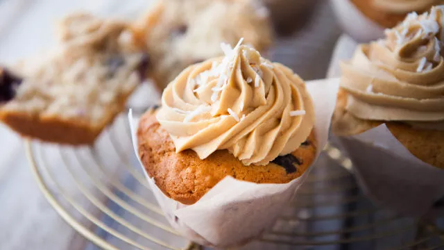 Kokosovi muffini s maslacem od kikirikija.