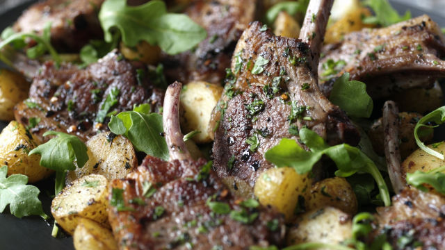 JanjećI kotleti s mentom, čilijem i zlatnim krumpirima