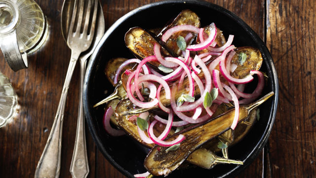 Mali patlidžani s origanom i crvenim lukom