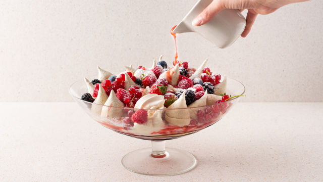 Eton Mess s meringom od mente i šumskim voćem