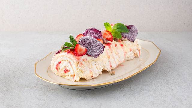 Rolada Pavlova s jagodama i laticama ruže