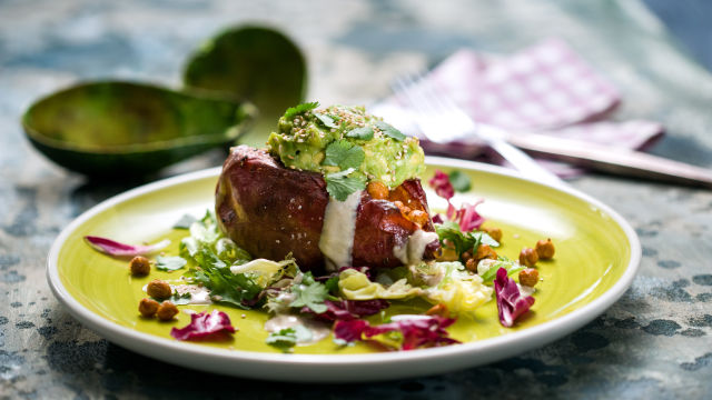 Pečeni batat sa slanutkom i avokadom