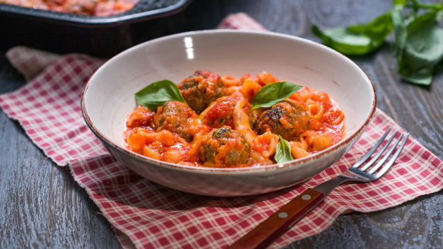 Zapečene mesne okruglice s tjesteninom i umakom od rajčica