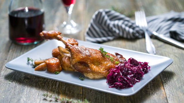 Pačji bataci s korjenastim povrćem i crvenim kupusom
