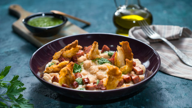 Kremasti grah sa začinskim uljem i kobasicama