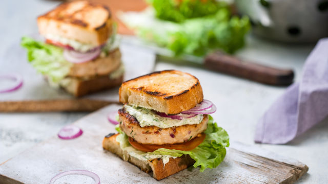 Pureći burger sendvič