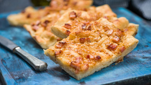 Pogača s dimljenom slaninom i lukom