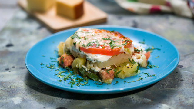 Gratinirani krumpir sa sirom i kobasicom